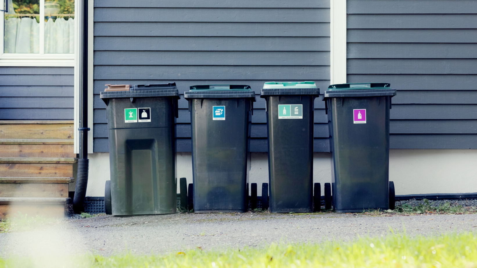 Avfallsdunker 4 Legg Merke Til Merkene Foto Herman Ekendahl Dreyer For LOOP 1920X1440