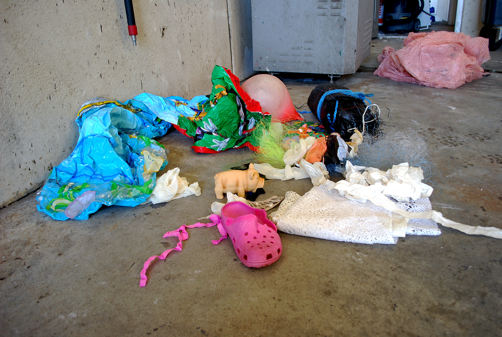 feilsortert plast, stort sett plastprodukter og avfall som burde vært kastet i restavfall. 