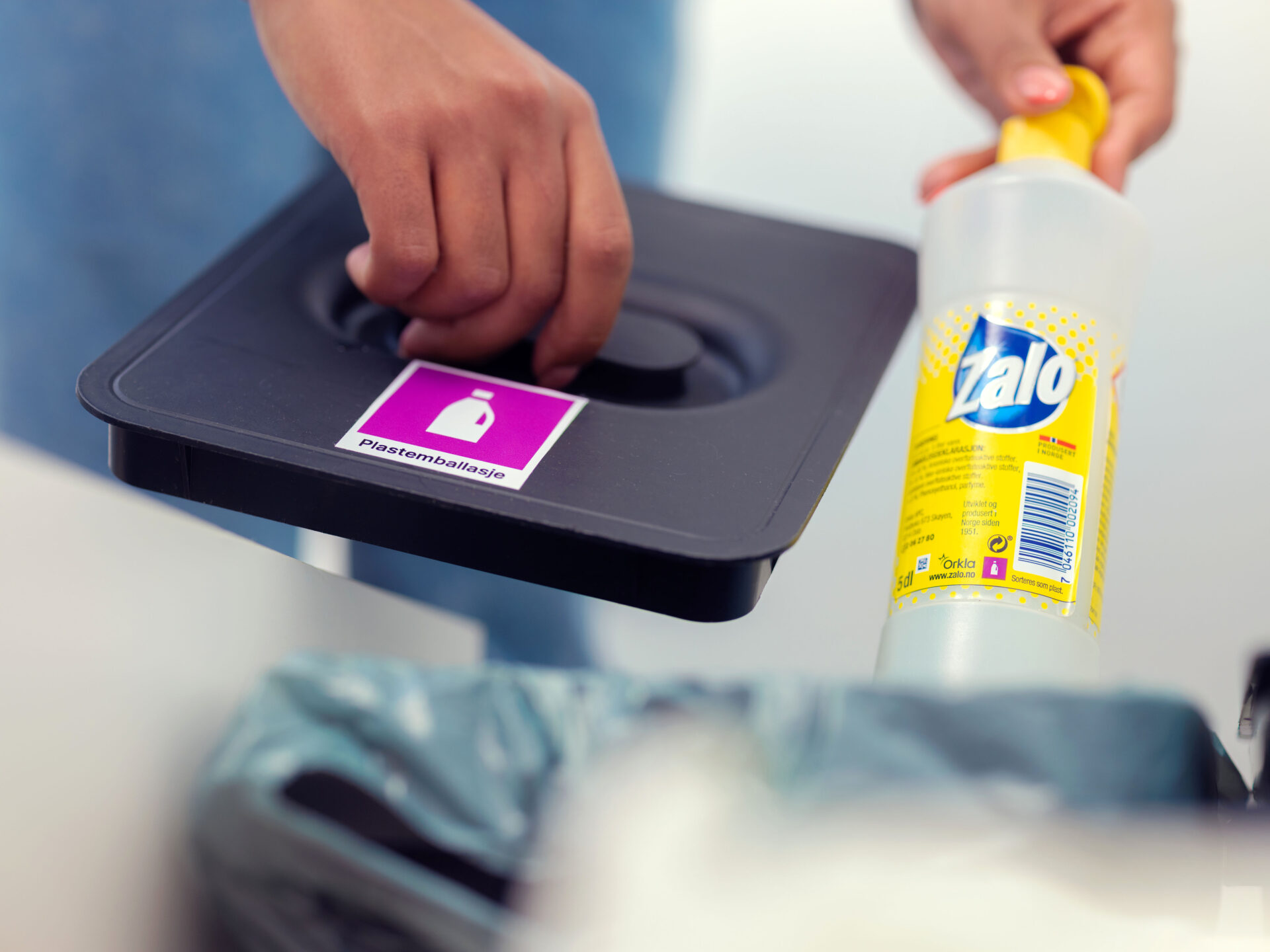 Plastemballasje Zalo Legg Merke Til Merkene Foto Herman Ekendahl Dreyer For LOOP 1920X1440