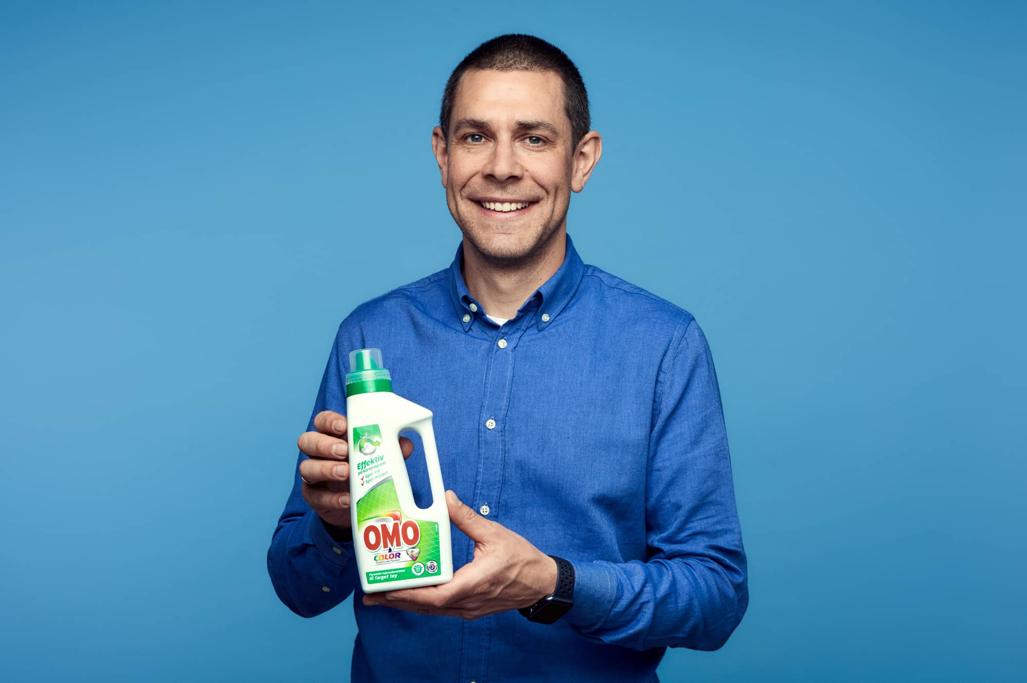 Produktsjef i Omo holder i et produkt