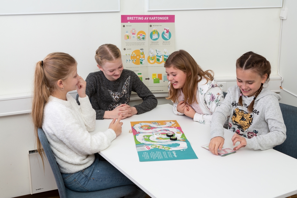 GRØNT SPILL. Skolebarn over hele landet er målgruppen for gratisspillet «Brettelyst», som er laget av Grønt Punkt Norge og Skolelyst.no. Foto: Kristin Jacobsen/Studio Oscar.