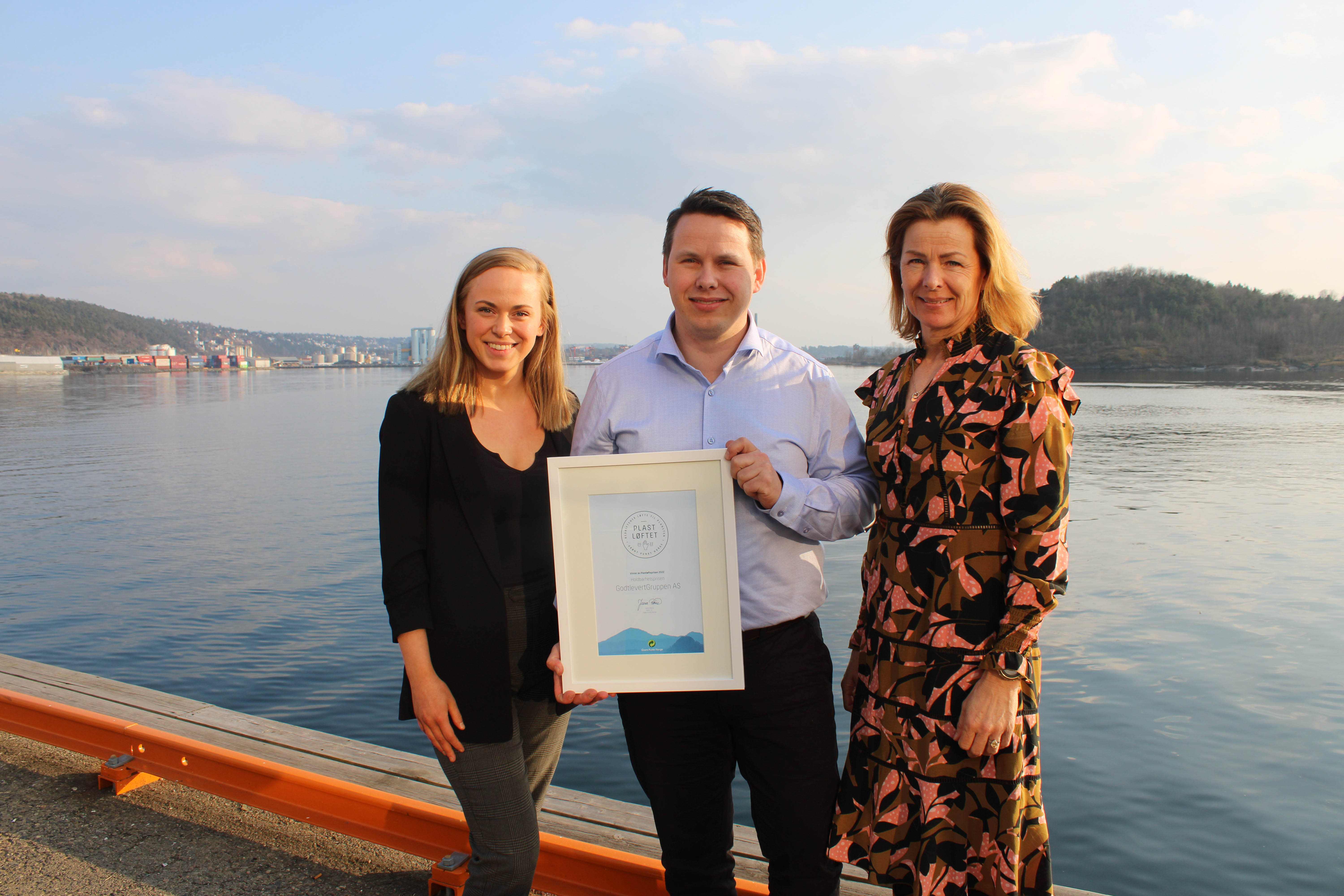 Vinner Av Holdbarhetsprisen Ble Godtlevert Her Sammen Med Daglig Leder I Matvett Tv Andrea Hagen Og Bjoernar Waage I Godtlevert