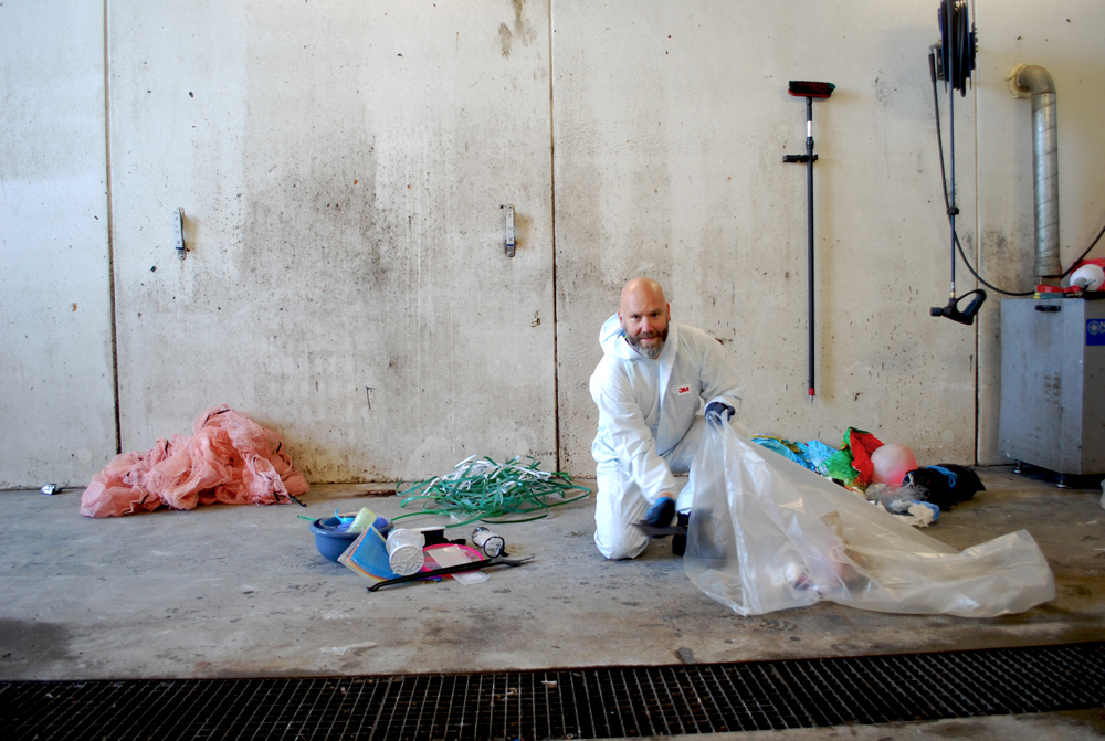 Geir Benden samler opp forurenset plastemballasje