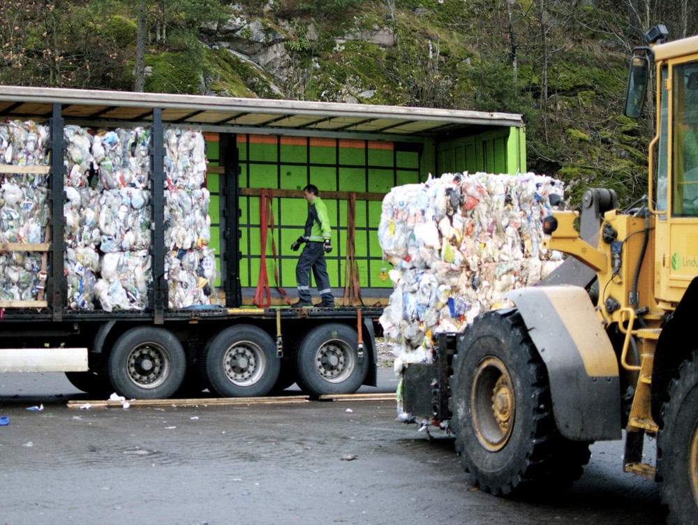 Lasting av plastballer på vogntog