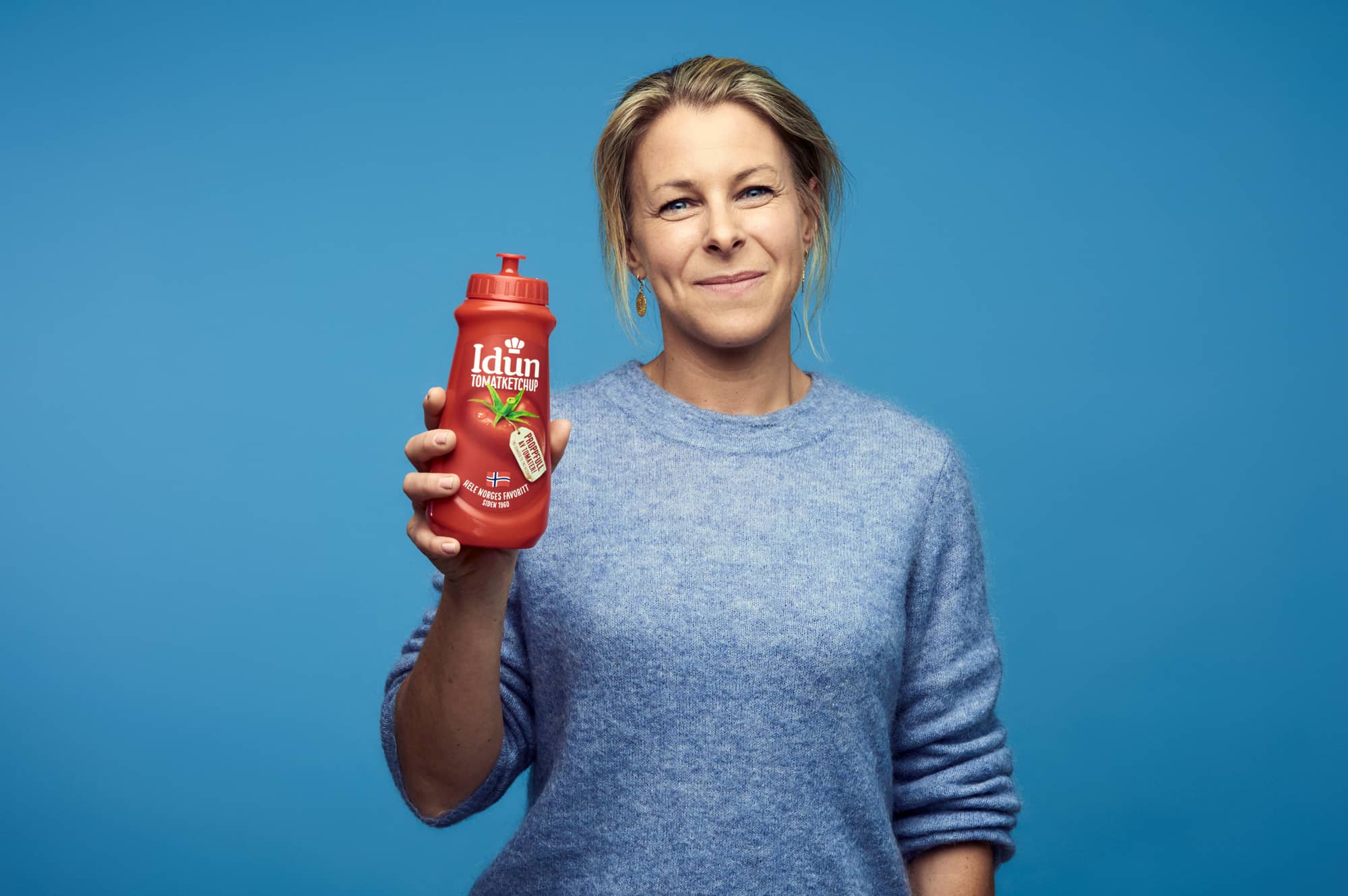 Bilde av produktsjef i Idun som holder en ketchup-flaske