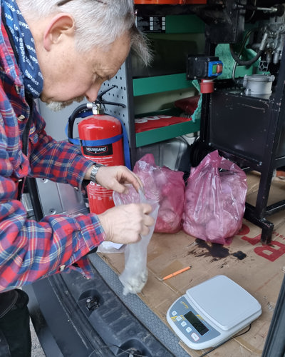 Mann med materiale fra boreprøver
