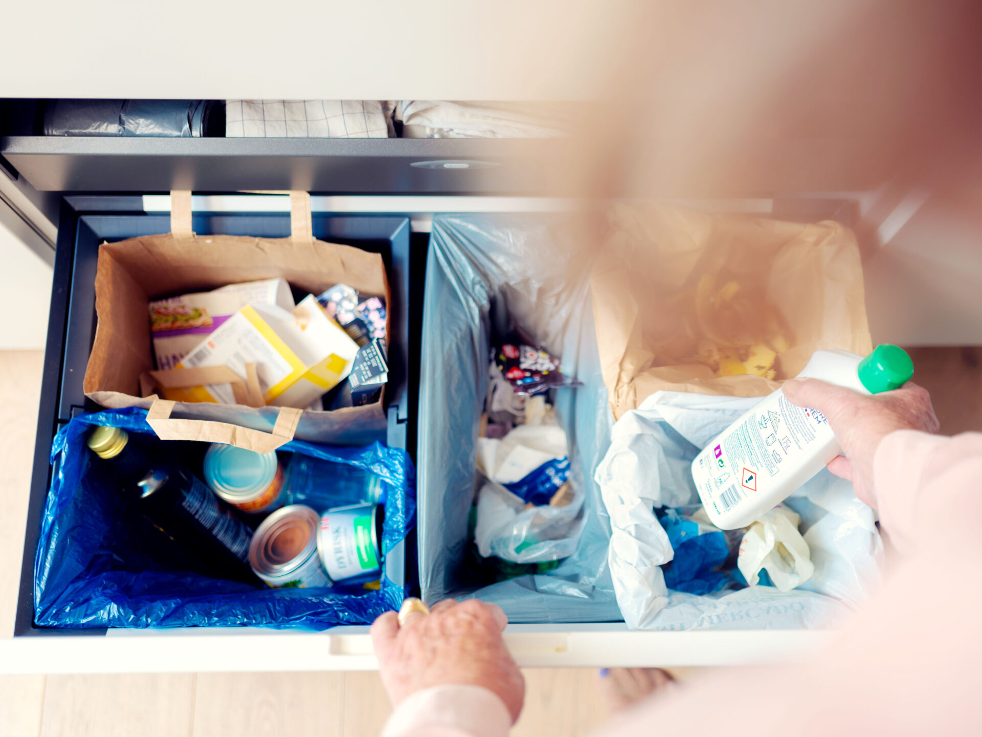 Avfallsbeholdere I Skuff Plastmeballasje Legg Merke Til Merkene Foto Herman Ekendahl Dreyer For LOOP 1920X1440