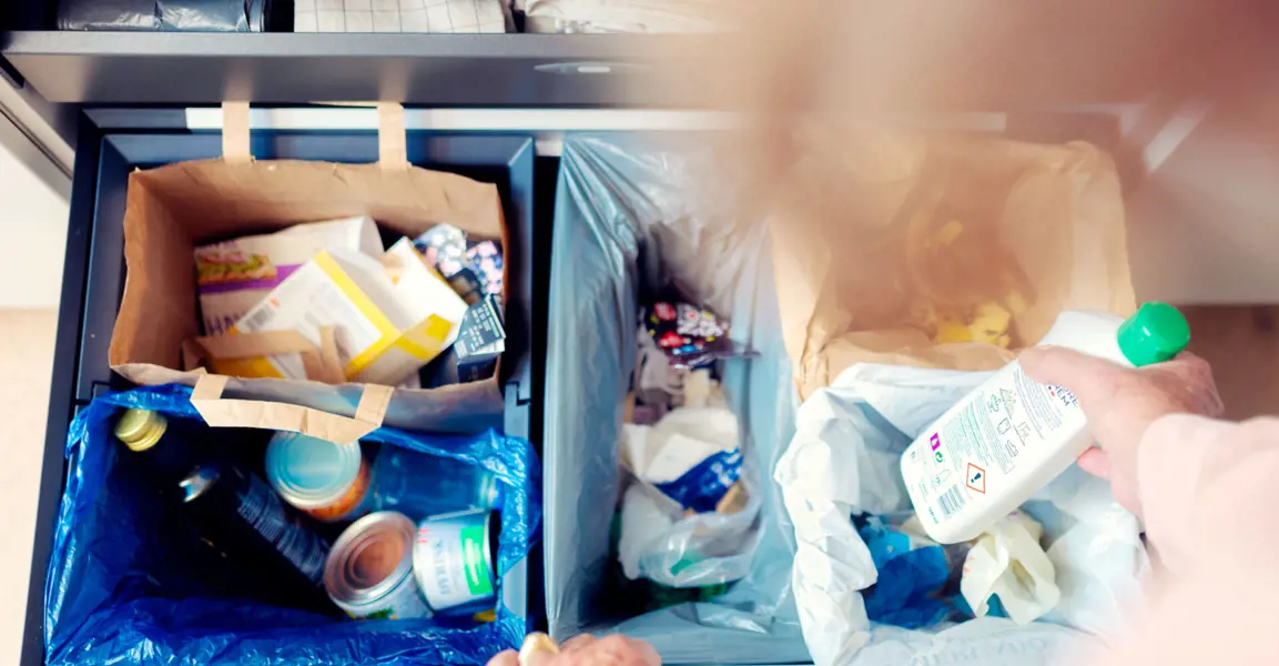 Avfallsbeholdere I Skuff Plastmeballasje Legg Merke Til Merkene Foto Herman Ekendahl Dreyer For LOOP 1920X1440