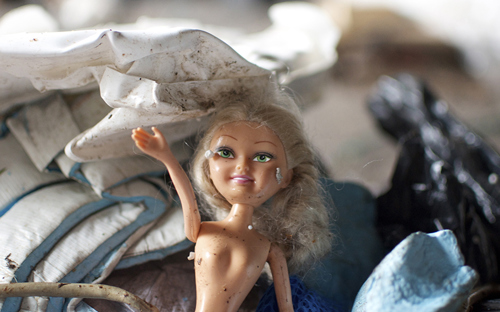 Barbiedukke i plastinnsamlingen.