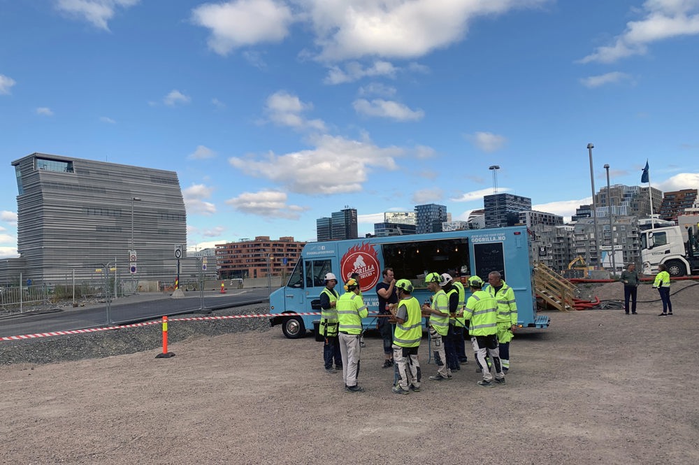 Foodtruck med utdeling av mat på byggeplassen til Clemenskvartalet.