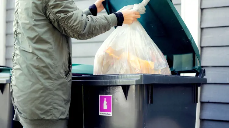 Avfallsdunker Plastemballasje 2 Legg Merke Til Merkene Foto Herman Ekendahl Dreyer For LOOP Scaled