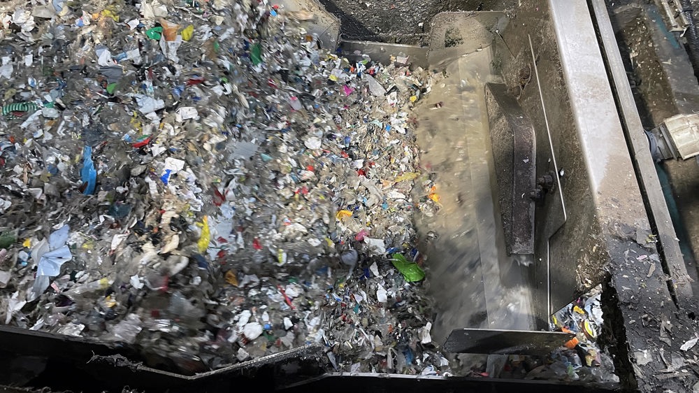 plastemballasje som vaskes på sorteringsanlegget i vaskeanlegget. 