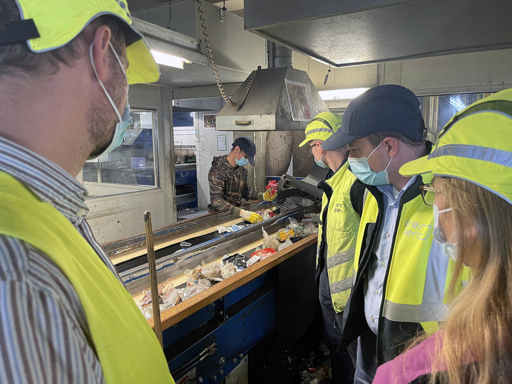 mennesker som ser på sortering på et transportbånd