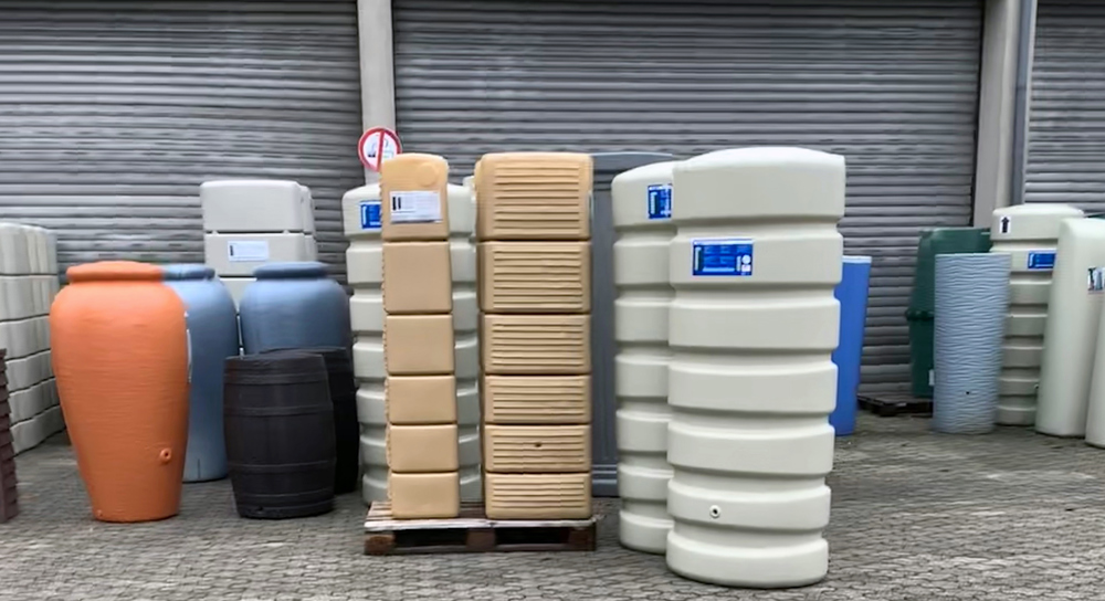 Bilder av produkter produsert av resirkulert plast.