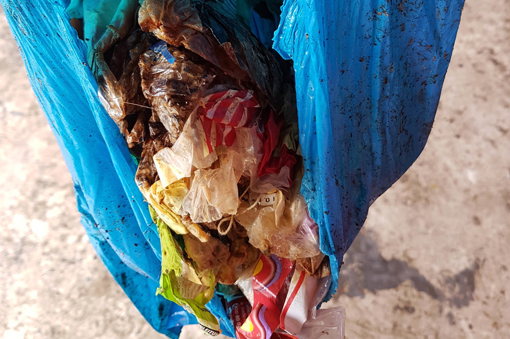 Svært forurenset plastemballasje i blå pose fra revisjon i 2018.