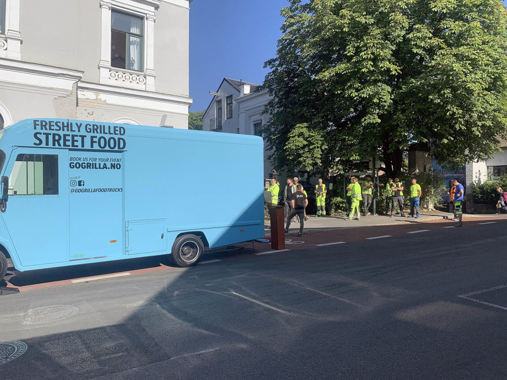 Foodtruck som serverer lunsj på en byggeplass