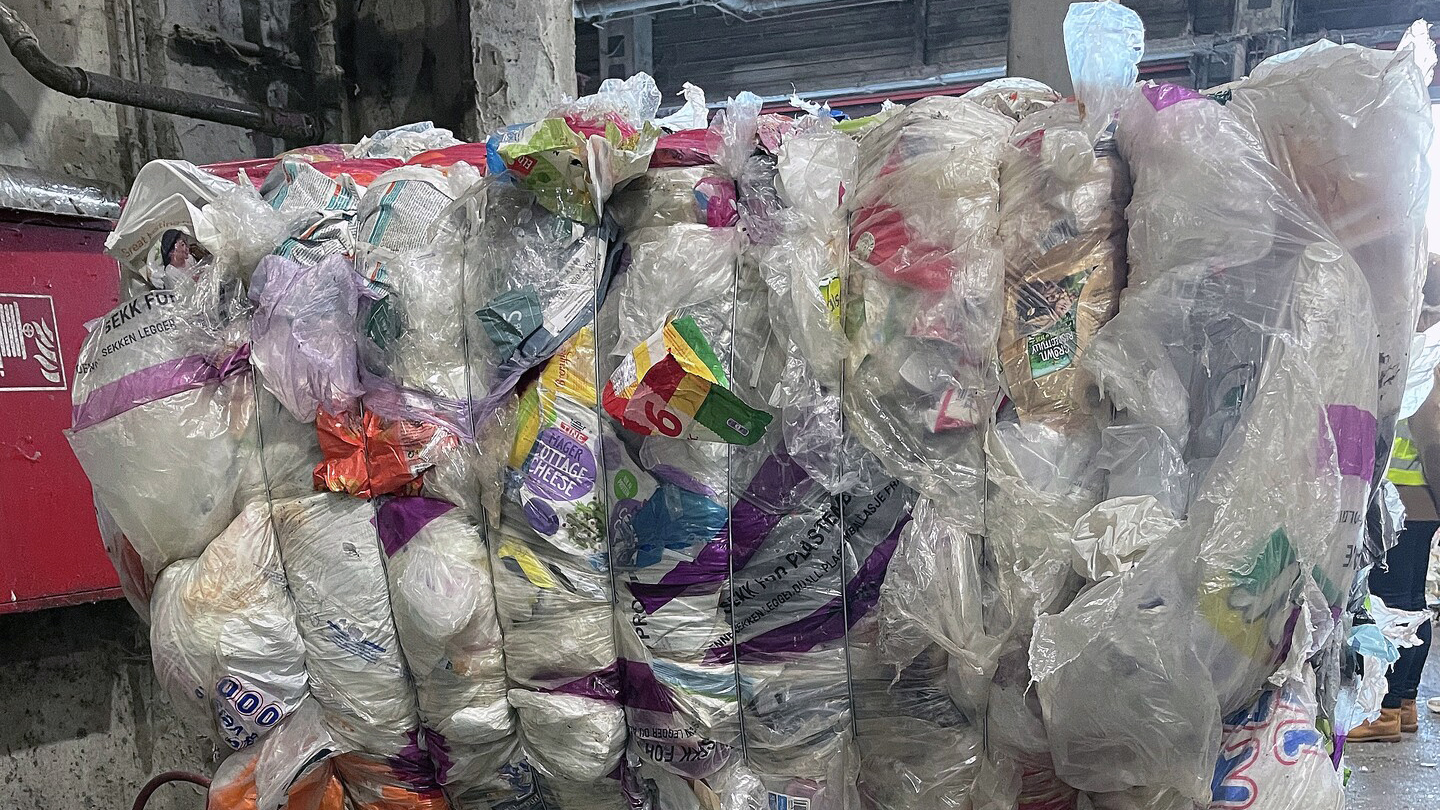 Finsortering Av Husholdningsplast Vogt Plastic GPN 02216 1920 Foto Gront Punkt Norge Smal