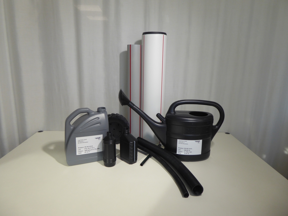 Plastprodukter laget i resirkulert plast.